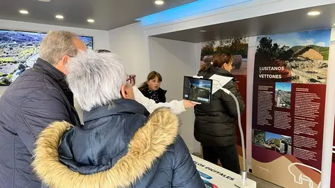 El autobús con la exposición itinerante PROYECTO TERPAT visita Fermoselle. Fotografía: Ayuntamiento de Fermoselle