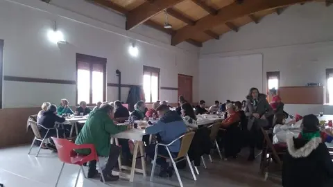 Vecinos durante la comida en la nave del Ayuntamiento de Granja de Moreruela
