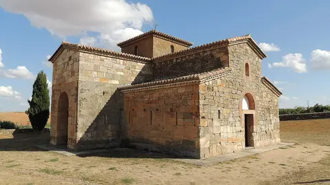 Exterior de la iglesia de San Pedro de la Nave en El Campillo
