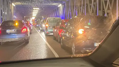 colisión puente hierro. Imagen de archivo