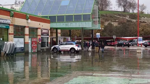 La Policía Municipal de Zamora atiende una llamada de emergencia en el Centro Comercial Valderaduey