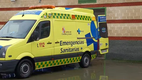 La ambulancia atiende una llamada de emergencia en el Centro Comercial Valderaduey
