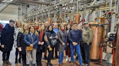 Visita miembros AEPEV a la destilería Orujos Panizo