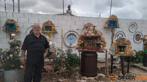 Eugenio Cacho posa con algunos de los altares que crea