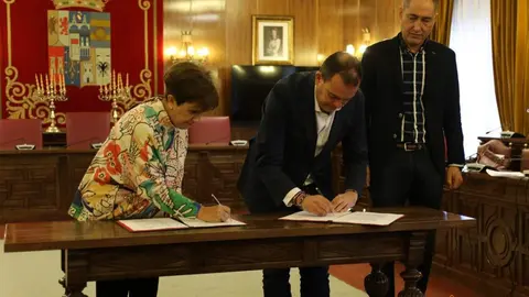 Firma convenio entre la DIputación y el Ayuntamiento de San Cristóbal de Entreviñas_2
