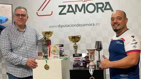 El piloto zamorano Carlos Blanco y el vicepresidente segundo de la Diputación, Jesús María Prada