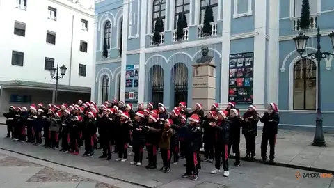 Actuación del coro Divina Providencia a las puertas del Obispado de Zamora_2