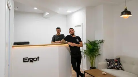 Max y Carlos en su nuevo negocio Ergot Tattoo