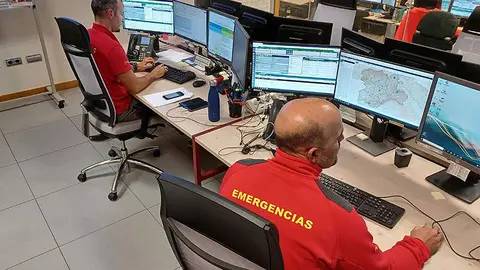 Técnicos en el Centro de Coordinación de Emergencias (CCE) en los primeros minutos de la búsqueda
