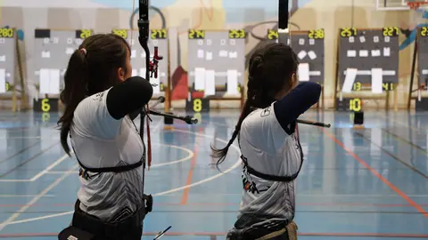 Dos de las jóvenes zamoranas del CD Arqueros en plena concentración