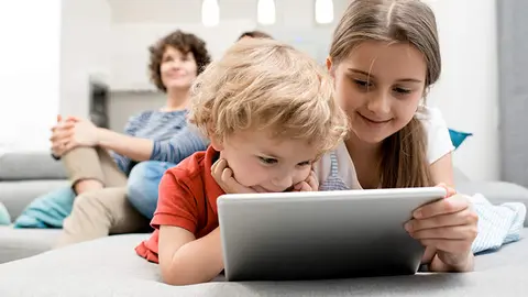 Niños jugando a videojuegos