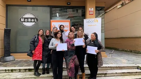 Las nuevas diplomadas con su profesora