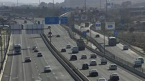 Coches entrando y saliendo de una ciudad