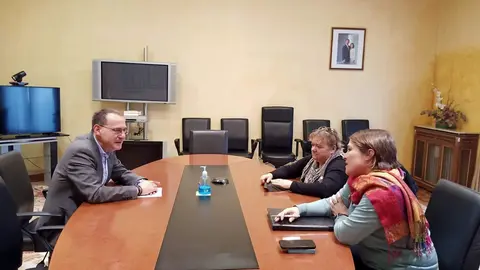 Encuentro mantenido entre el subdelegado y Nazaret Nazaret Mateos, zamorana que impulsará un nuevo proyecto micológico en la Sierra de la Culebra