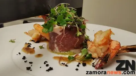 Ensalada de langostinos salteados sobre tartare de aguacate y salmón