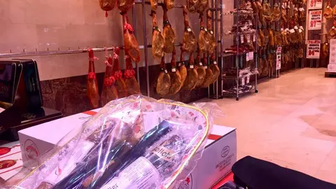 Mini cestas y jamones en una de las empresas cárnicas asentadas en Zamora