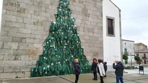 El árbol de Navidad montado sobre el frontón de Bermillo por los integrantes de La Mayuela. Fotografía: CEDIDA