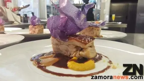 Lingote de tostón meloso sobre salsa de setas y patatas rotas