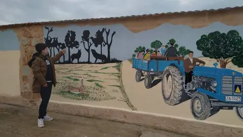 Un niño del pueblo observa el mural