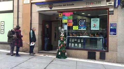 Zamoranos comprando Lotería en Zamora