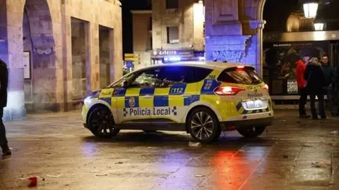 Un coche de la Policía Local vigilando la noche salmantina vía Salamancartvaldia.es