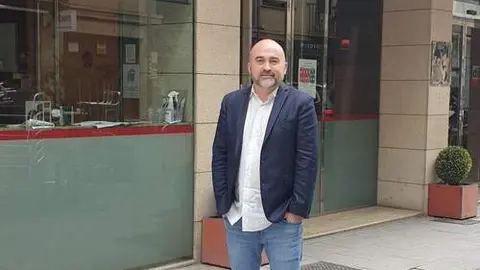 Fernando Tobías, frente al Hotel II Infantas de Zamora