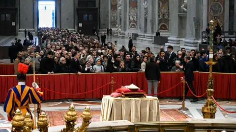 Capilla ardiente con los restos del papa emérito, Benedicto XVI. Fotografía: Vatican News