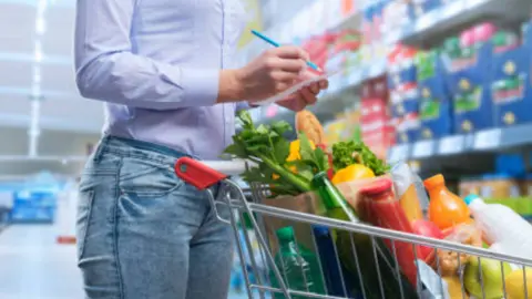Cesta de la compra. Fotografía de archivo