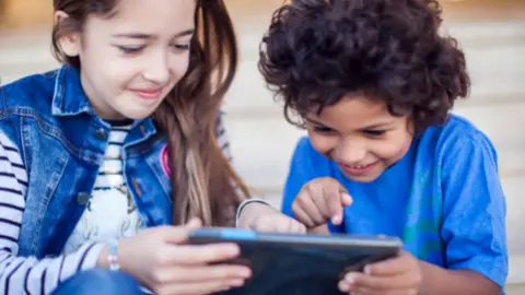 Menores con un móvil. Fotigrafía de archivo