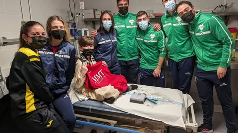 Miembros de los clubes en la visita al Virgen de la Concha