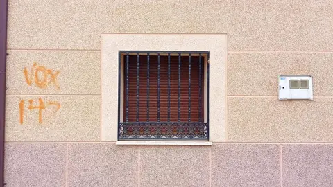 Fotografía de la vivienda con pintadas de la teniente de alcalde en Pajares de la Lampreana