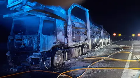 Camión portacoches incendiado en Sanabria