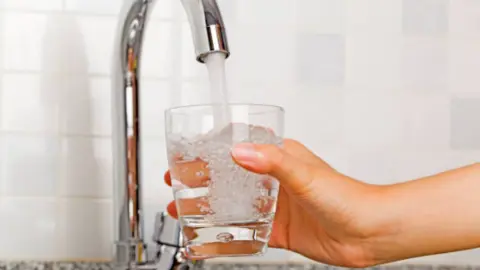 Agua del grifo. Fotografía de archivo