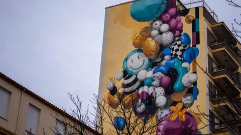 Nuevo mural en Príncipe de Asturias, titulado 'La suelta de globos'