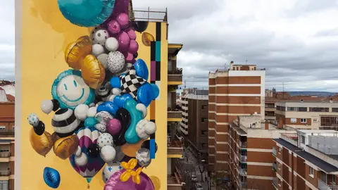Nuevo mural en Príncipe de Asturias, titulado 'La suelta de globos'