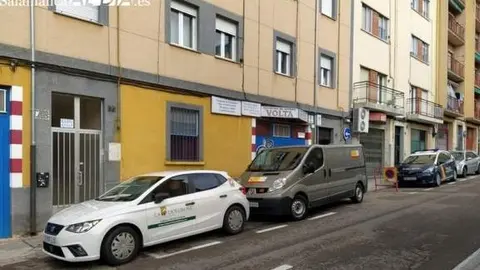 Una patrulla de la Policía y un coche de la funeraria, en el lugar donde han ocurrido los hechos vía Salamancartvaldia.es