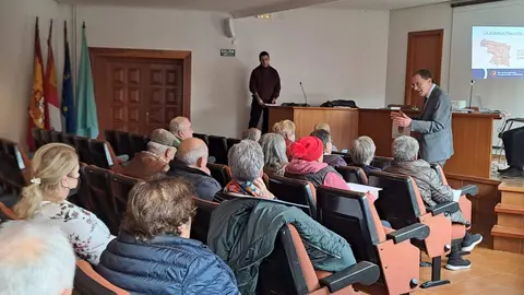 El subdelegado ángel Blanco durante una de las charlas informativas sobre el funcionamiento del servicio “La Administración cerca de ti”