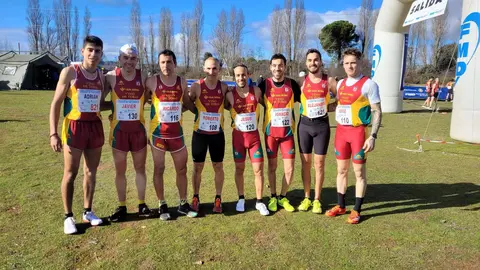Atletas del Vino Toro Caja Rural durante el Campeonato autonómico de campo a través