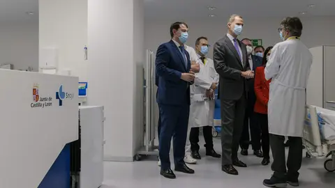 El rey Felipe VI y el presidente de la Junta, Alfonso Fernández Mañueco, durante la inauguración del edificio del nuevo Hospital de Salamanca