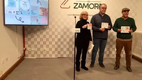 Presentación de la credencial de descubridor impulsada por AZTUR. De izquierda a derecha: la presidenta de la Asociación Zamorana de Turismo Rural (AZTUR), Patricia García Gómez, el vicepresidente segundo de la Diputación Jesús María Prada y el vicepresidente de AZTUR, Víctor Luna Díez