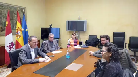 Reunión del subdelegado con miembros del Ayuntamiento de Cubo del Vino