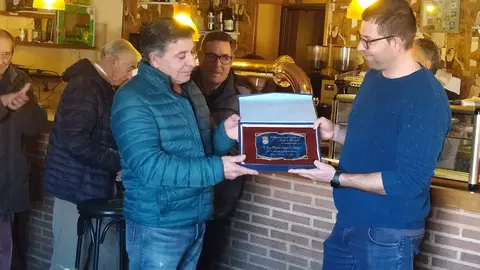 El alcalde de Granja de Moreruela, Juan Carro, hace entrega al médico Juan Manuel Calderón Guadalupe de una placa conmemorativa