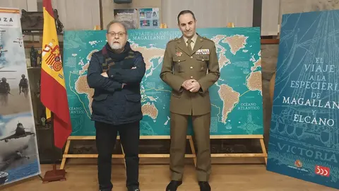 El coronel Vicente González y el alcalde de Fermoselle, José Manuel Pilo, en el acto de inauguración de la exposición "El viaje a la especiería de Magallanes y Elcano"