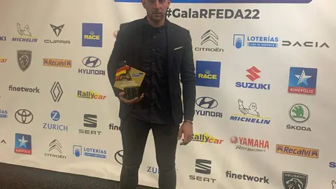 Cristian Escribano con el galardón