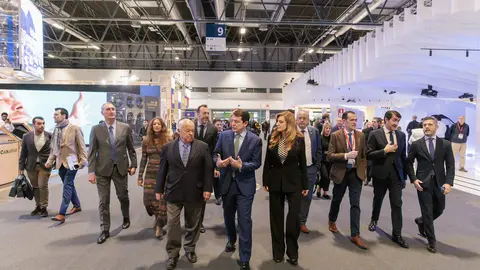 El presidente de la Junta, Alfonso Fernández Mañueco, durante su visita a los stands de Castilla y León en FITUR 2023