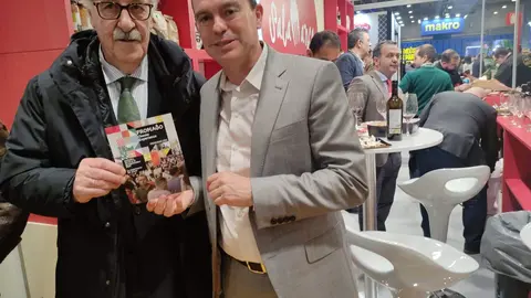 El presidente de la Diputación de Zamora, Francisco Requejo, junto al exseleccionador nacional de la Selección de fútbol, Vicente del Bosque, en Madrid Fusión