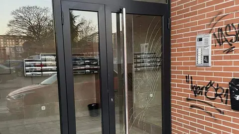 Estado del portal de un edificio en la zona de La Vaguada