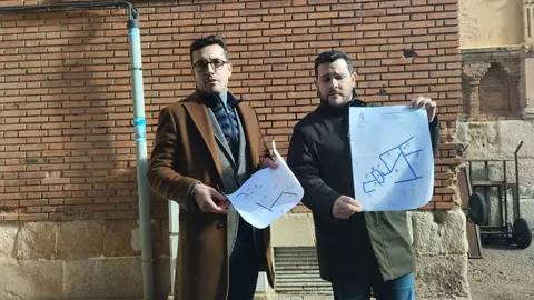 Víctor López de la Parte y David Ángel Hernández, del PP, muestran el mapa de la ciudad de las zonas ORA