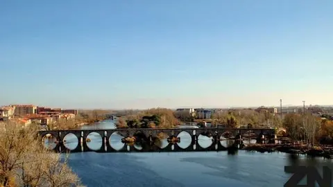 Puente de piedra con cielos despejados