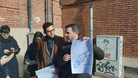 Víctor López de la Parte y David Ángel Hernández, del PP, muestran el mapa de la ciudad de las zonas ORA